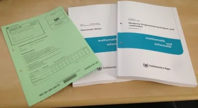 Unterlagen der FernUni Hagen für das 1. Semester.